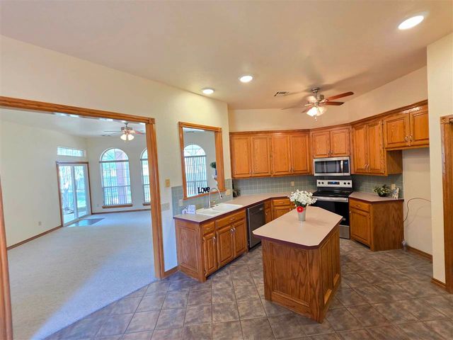 422 SE Lancelot Ln, Lawton, OK 73501