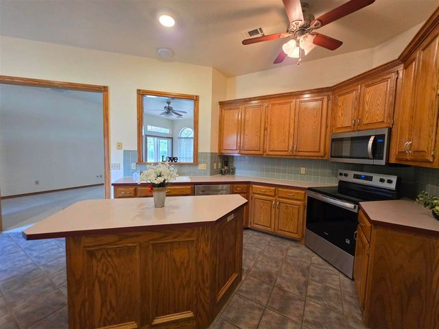 422 SE Lancelot Ln, Lawton, OK 73501