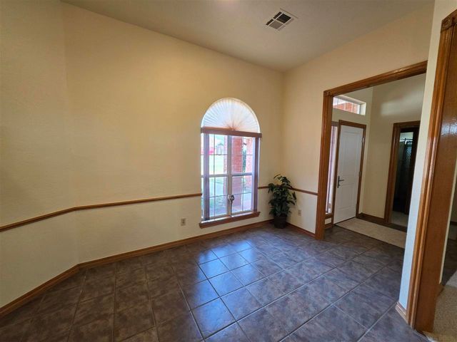 422 SE Lancelot Ln, Lawton, OK 73501