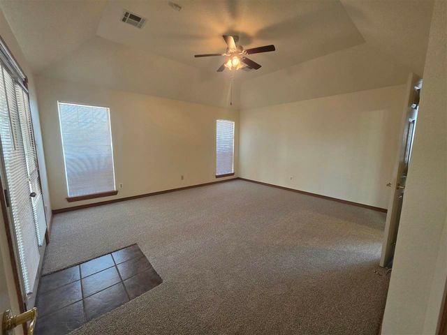 422 SE Lancelot Ln, Lawton, OK 73501