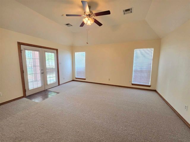 422 SE Lancelot Ln, Lawton, OK 73501