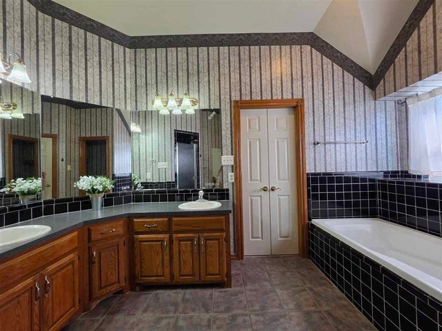 422 SE Lancelot Ln, Lawton, OK 73501