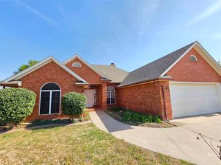 422 SE Lancelot Ln, Lawton, OK 73501