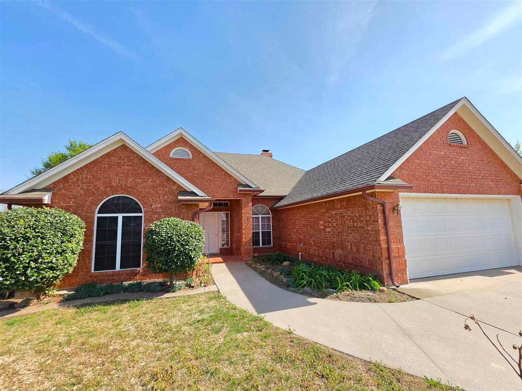 422 SE Lancelot Ln, Lawton, OK 73501