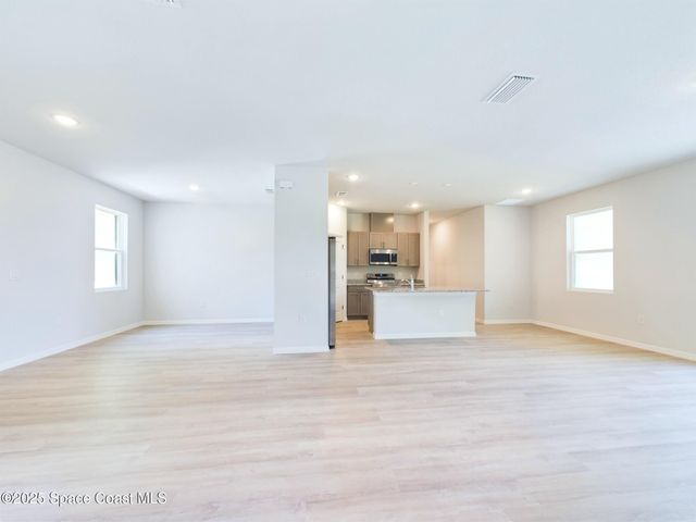1085 SW Harlingen Road SW, Palm Bay, FL 32908