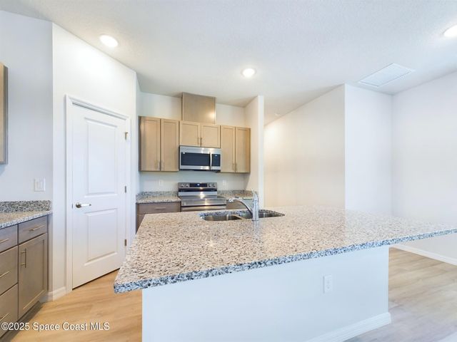 1085 SW Harlingen Road SW, Palm Bay, FL 32908