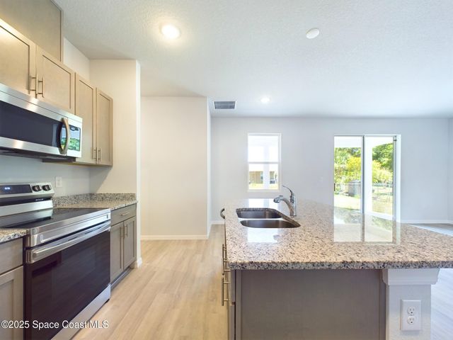 1085 SW Harlingen Road SW, Palm Bay, FL 32908