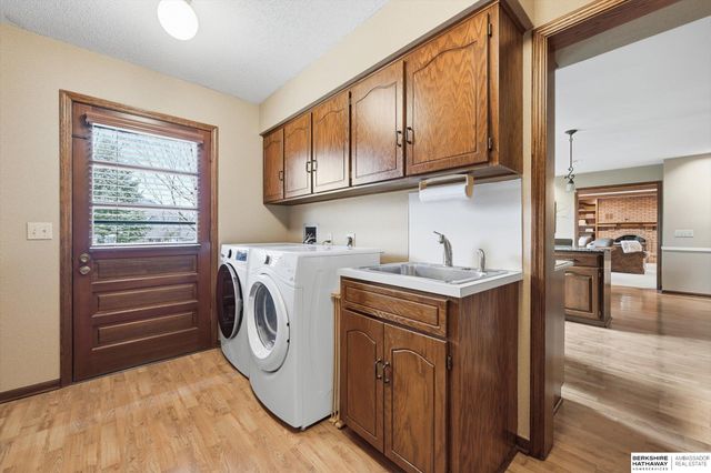 16566 Valley Avenue, Omaha, NE 68130