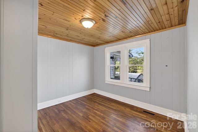 713 Prospect Street NW, Lenoir, NC 28645
