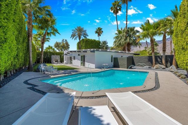 216 N Lyn Circle, Palm Springs, CA 92262