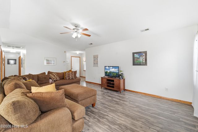 307 Kenilworth Place, Hubert, NC 28539