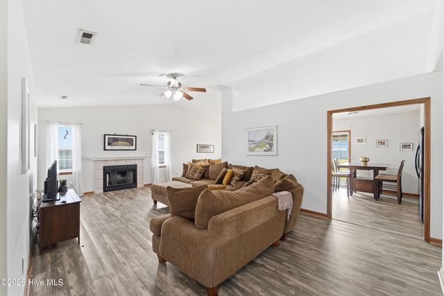 307 Kenilworth Place, Hubert, NC 28539