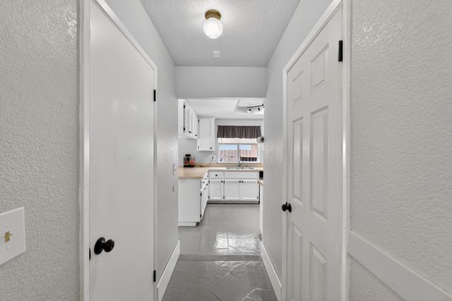 153 Creekside Cir, Sacramento, CA 95823
