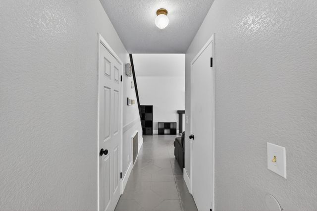 153 Creekside Cir, Sacramento, CA 95823