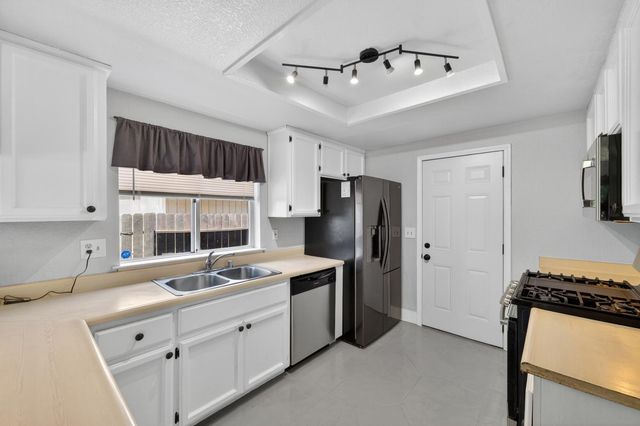 153 Creekside Cir, Sacramento, CA 95823