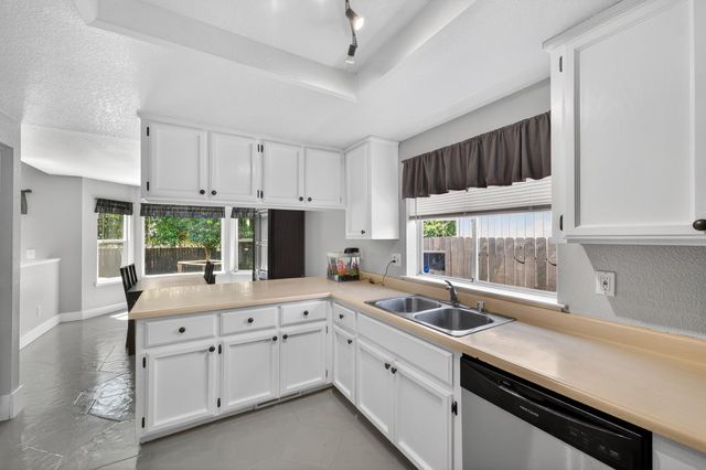 153 Creekside Cir, Sacramento, CA 95823