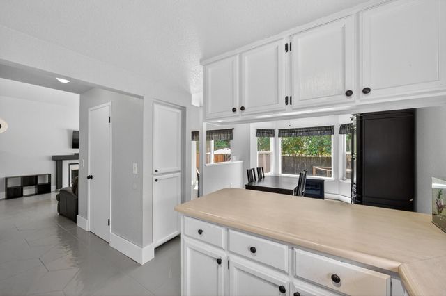 153 Creekside Cir, Sacramento, CA 95823