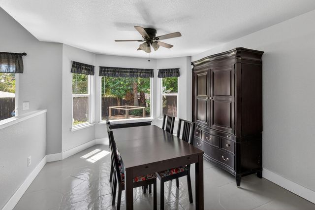 153 Creekside Cir, Sacramento, CA 95823