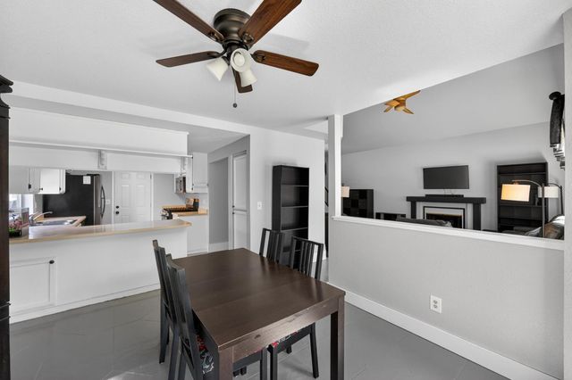 153 Creekside Cir, Sacramento, CA 95823
