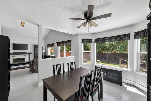 153 Creekside Cir, Sacramento, CA 95823