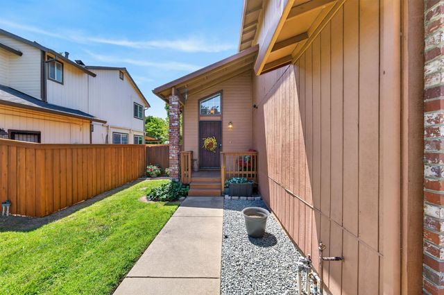 153 Creekside Cir, Sacramento, CA 95823