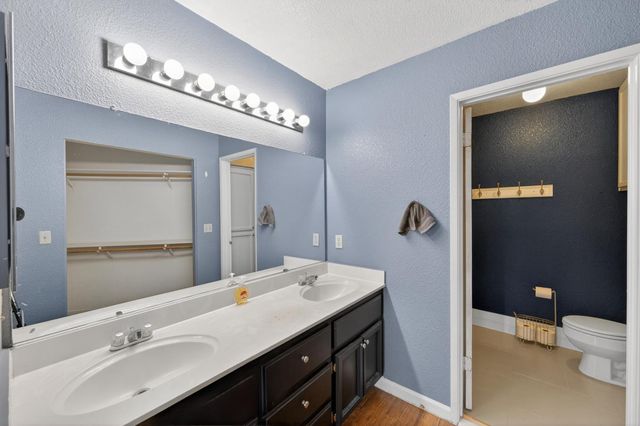 153 Creekside Cir, Sacramento, CA 95823