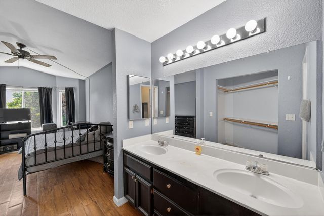 153 Creekside Cir, Sacramento, CA 95823