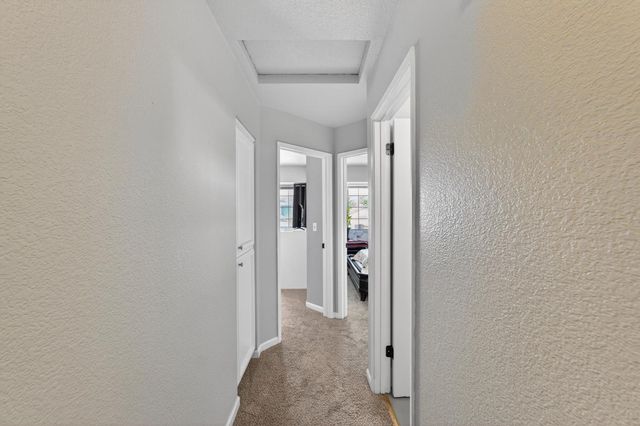 153 Creekside Cir, Sacramento, CA 95823