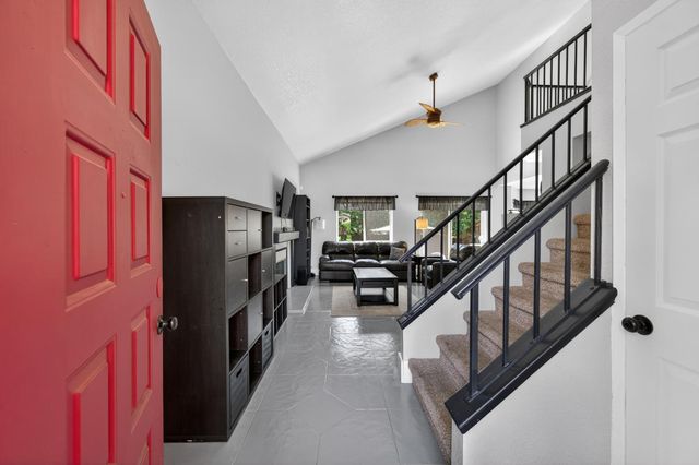 153 Creekside Cir, Sacramento, CA 95823
