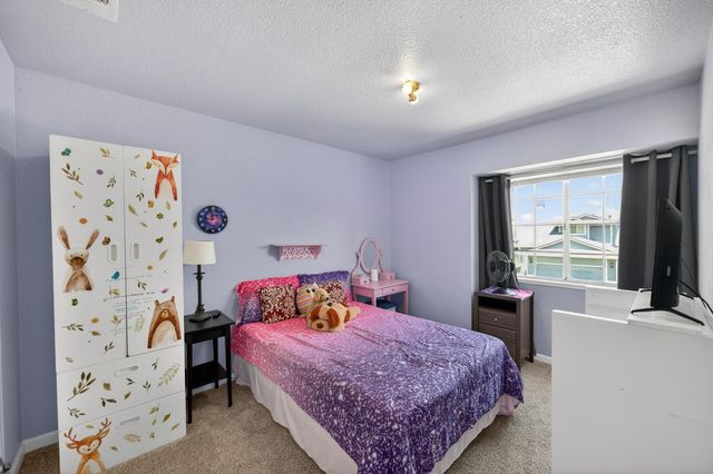 153 Creekside Cir, Sacramento, CA 95823