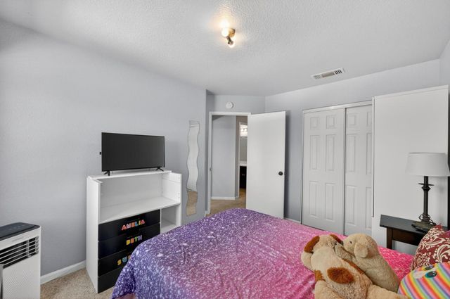 153 Creekside Cir, Sacramento, CA 95823