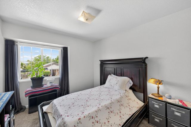 153 Creekside Cir, Sacramento, CA 95823