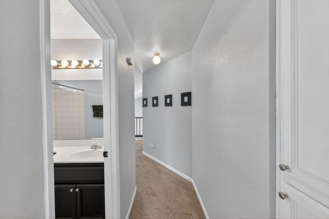 153 Creekside Cir, Sacramento, CA 95823