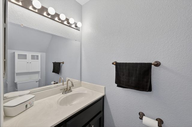 153 Creekside Cir, Sacramento, CA 95823
