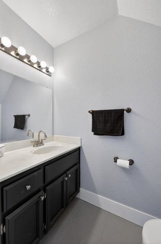 153 Creekside Cir, Sacramento, CA 95823