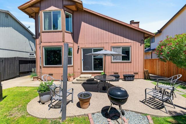 153 Creekside Cir, Sacramento, CA 95823