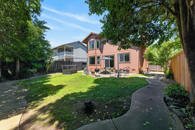 153 Creekside Cir, Sacramento, CA 95823
