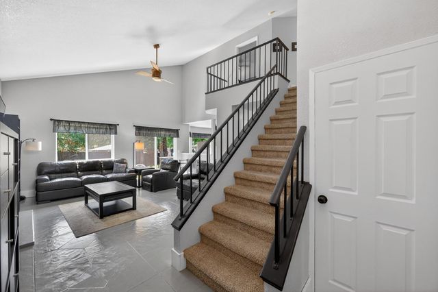 153 Creekside Cir, Sacramento, CA 95823