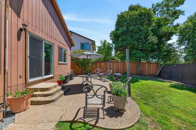 153 Creekside Cir, Sacramento, CA 95823