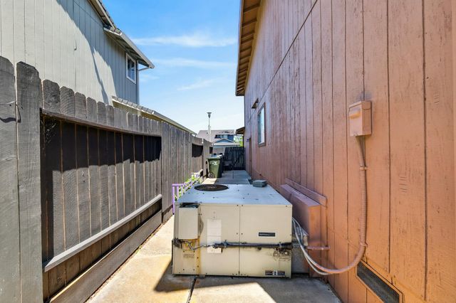153 Creekside Cir, Sacramento, CA 95823