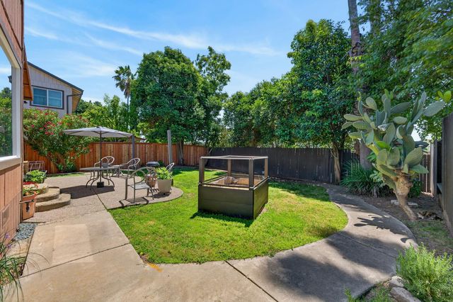 153 Creekside Cir, Sacramento, CA 95823