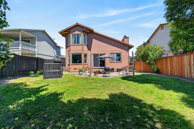 153 Creekside Cir, Sacramento, CA 95823
