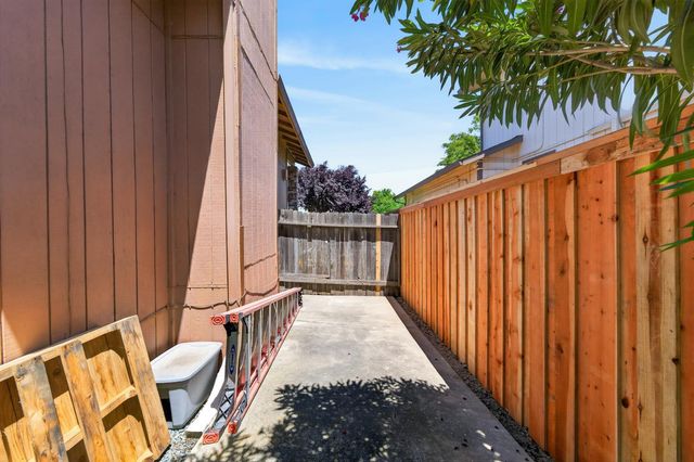 153 Creekside Cir, Sacramento, CA 95823