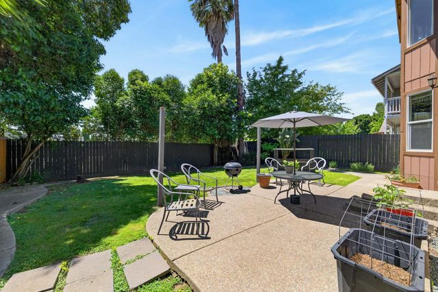 153 Creekside Cir, Sacramento, CA 95823