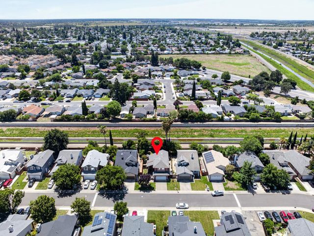 153 Creekside Cir, Sacramento, CA 95823
