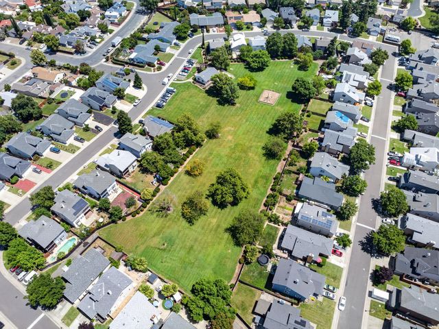 153 Creekside Cir, Sacramento, CA 95823