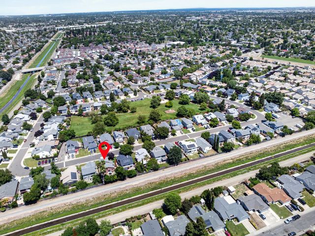 153 Creekside Cir, Sacramento, CA 95823