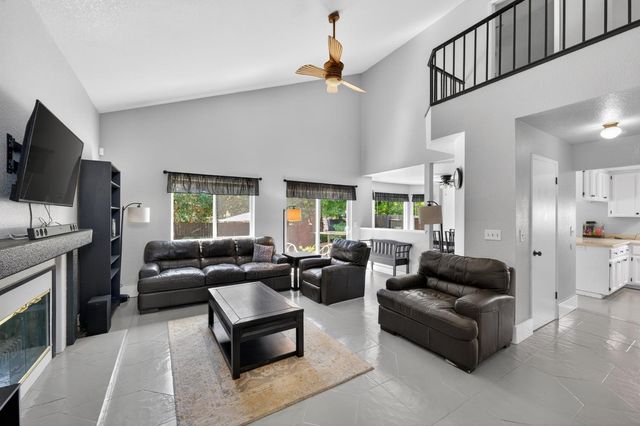 153 Creekside Cir, Sacramento, CA 95823