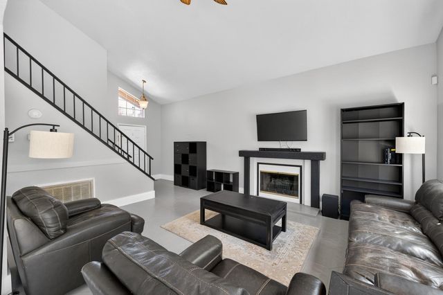 153 Creekside Cir, Sacramento, CA 95823