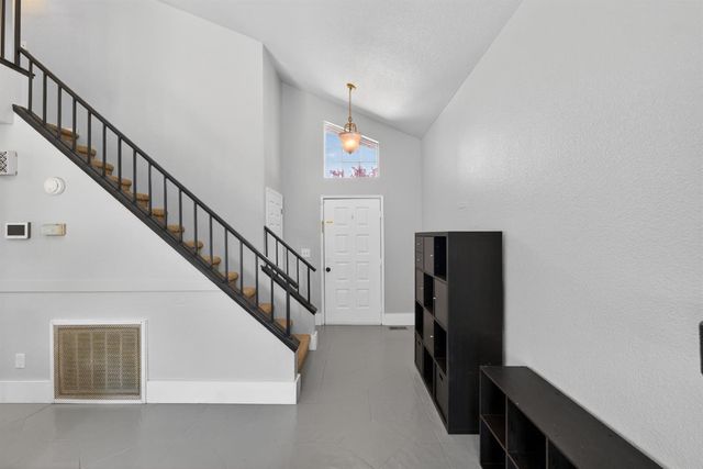 153 Creekside Cir, Sacramento, CA 95823